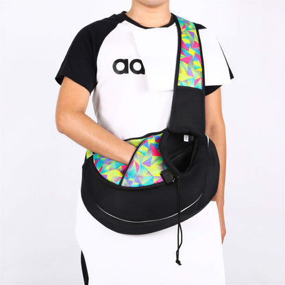 Sac bandoulière en maille noire avec une géométrie colorée.