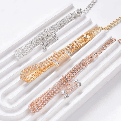 Collier chiot-gros plan sur ce magnifique collier en strass de différentes couleur 