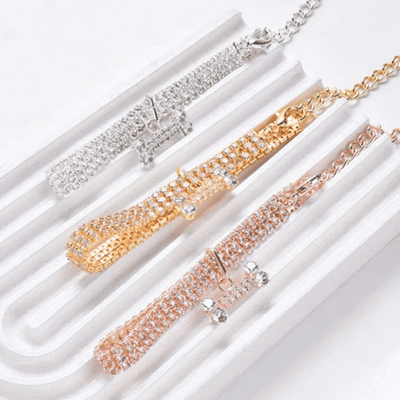 Collier chiot-gros plan sur ce magnifique collier en strass de différentes couleur 