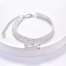 Collier Chiot en strass gros plan fermé couleur argent mettant en évidence fermoir sécurisé et  pendentif motif os | Ajustable & Sécurisé