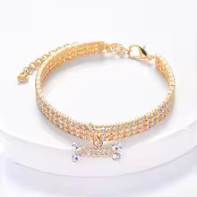 Collier Chiot en strass gros plan fermé couleur doré mettant en avant  fermoir et pendentif motif os | Ajustable & Sécurisé