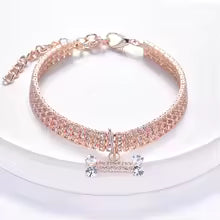 Collier Chiot en strass gros plan couleur rose  mettant en avant fermoir et pendentif motif os | Ajustable & Sécurisé